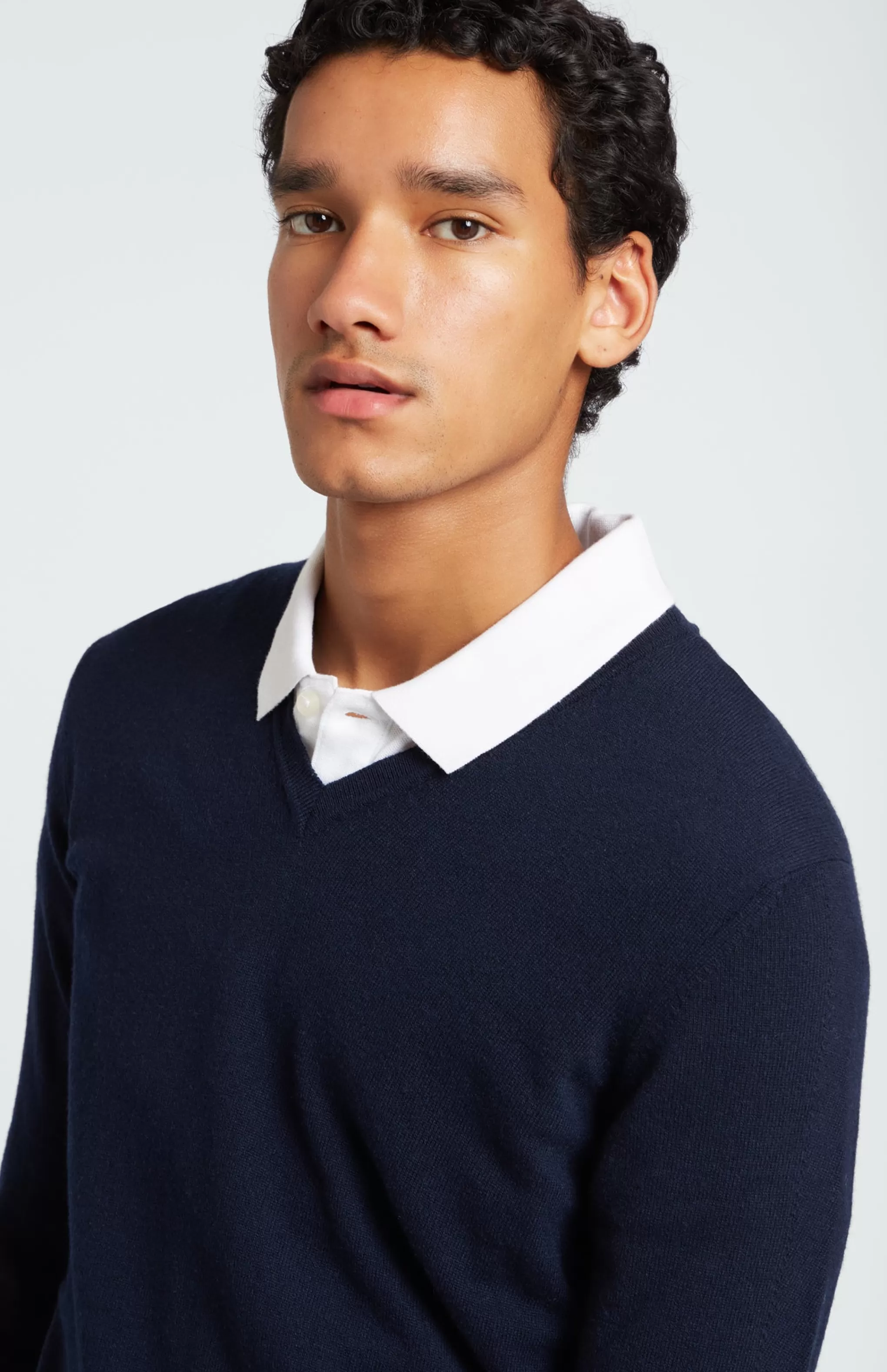 Cheap Classic Cashmere V Neck Jumper In Ink Men Made in Scotland