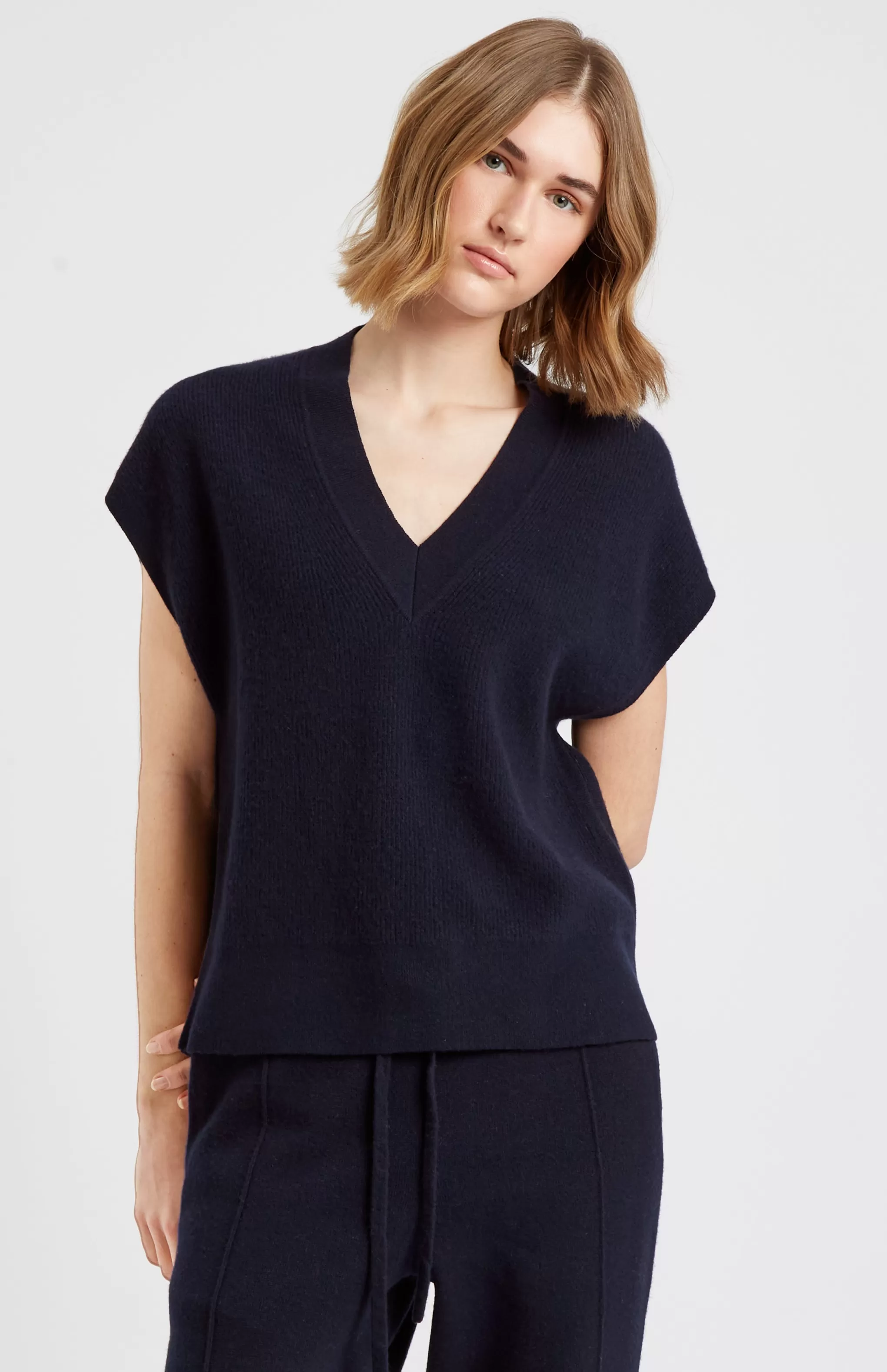 Best Women's Cashmere Blend V Neck Sleeveless Jumper In Indigo Men/Women V Neck Knits