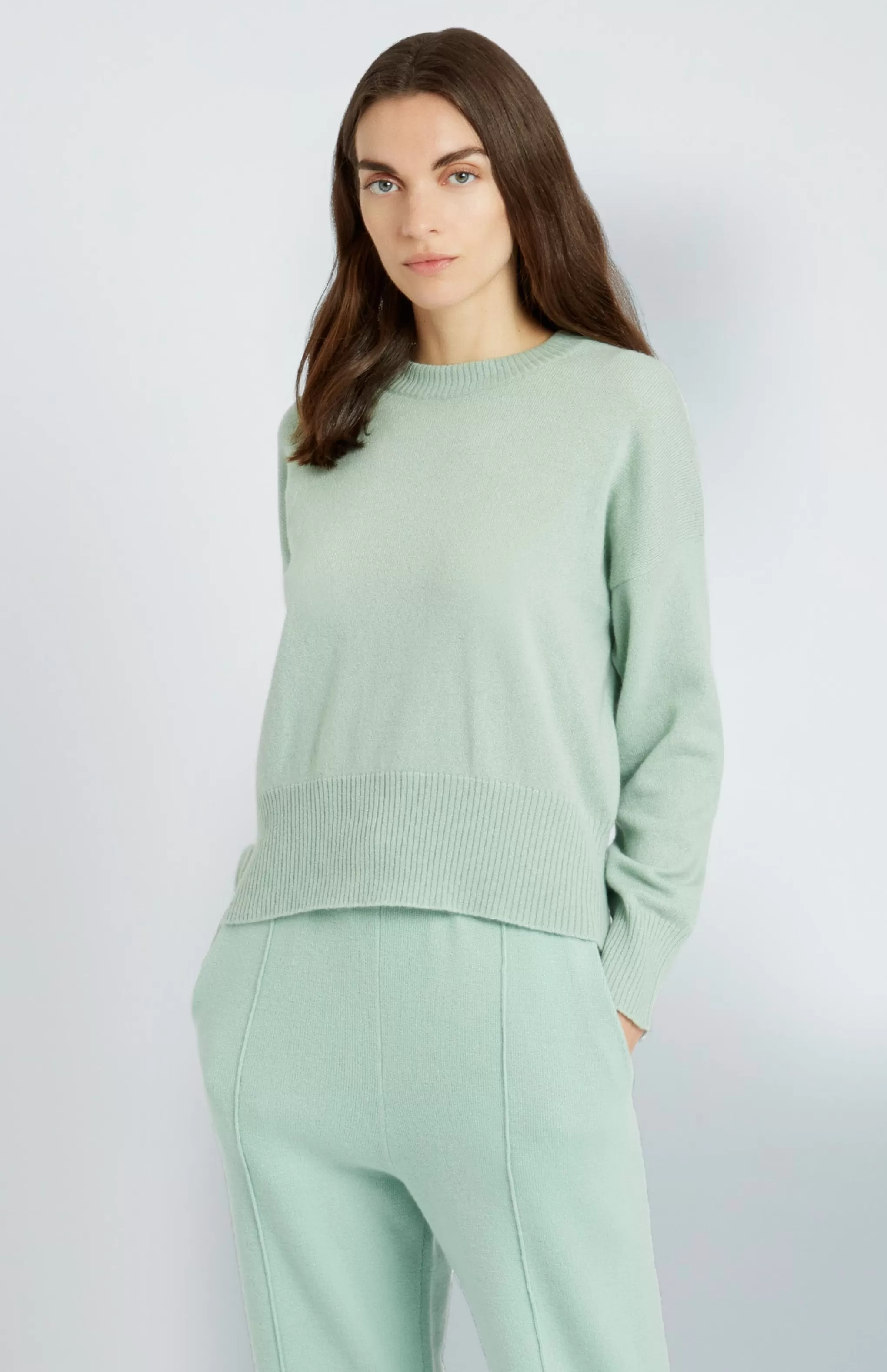 Best Sale Women's Lightweight Round Neck Cashmere Jumper In Aniseed Green Men/Women Round Neck Knits