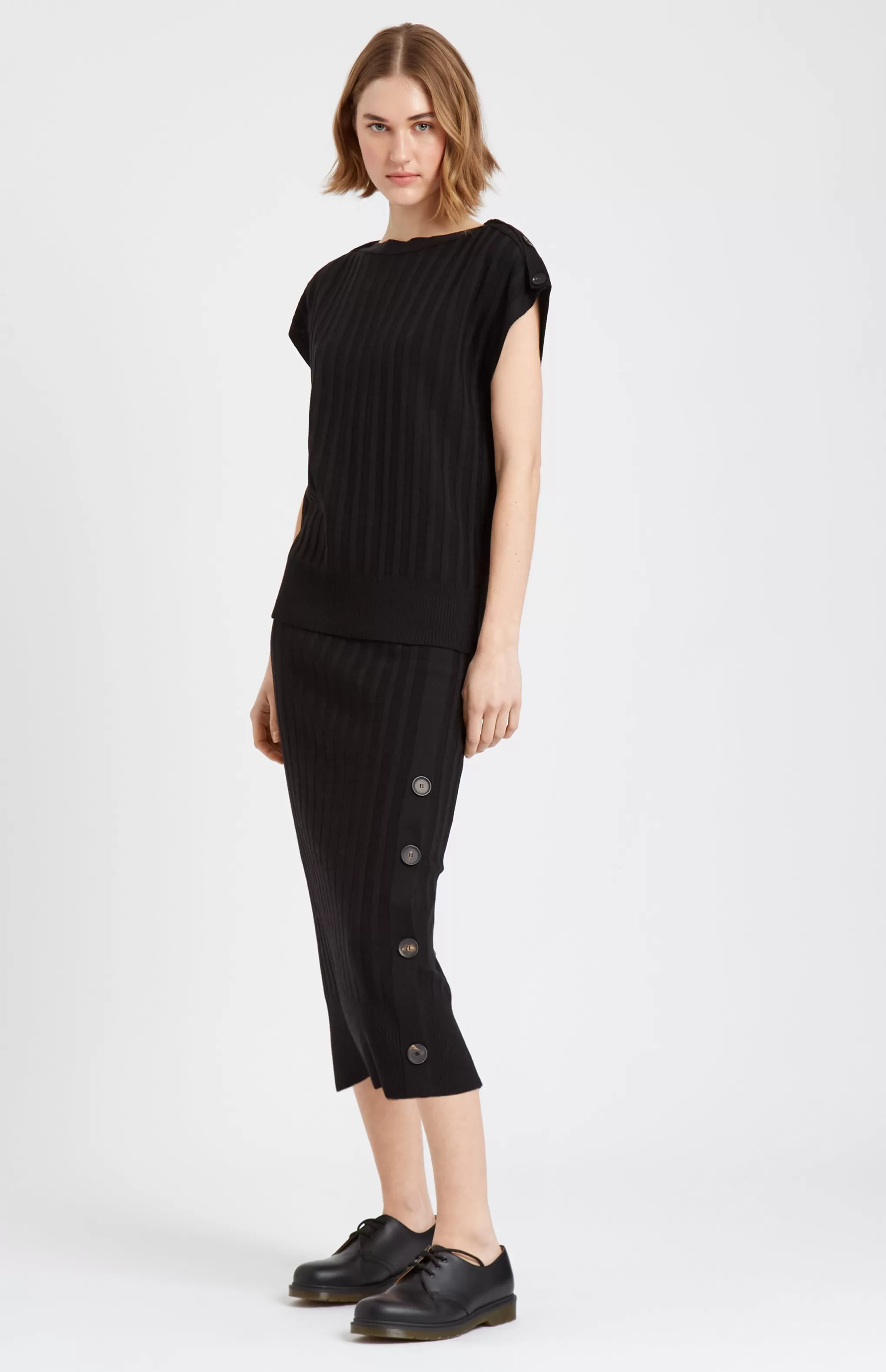 Outlet Women's Round Neck Merino Sleeveless Jumper In Black Men/Women Round Neck Knits