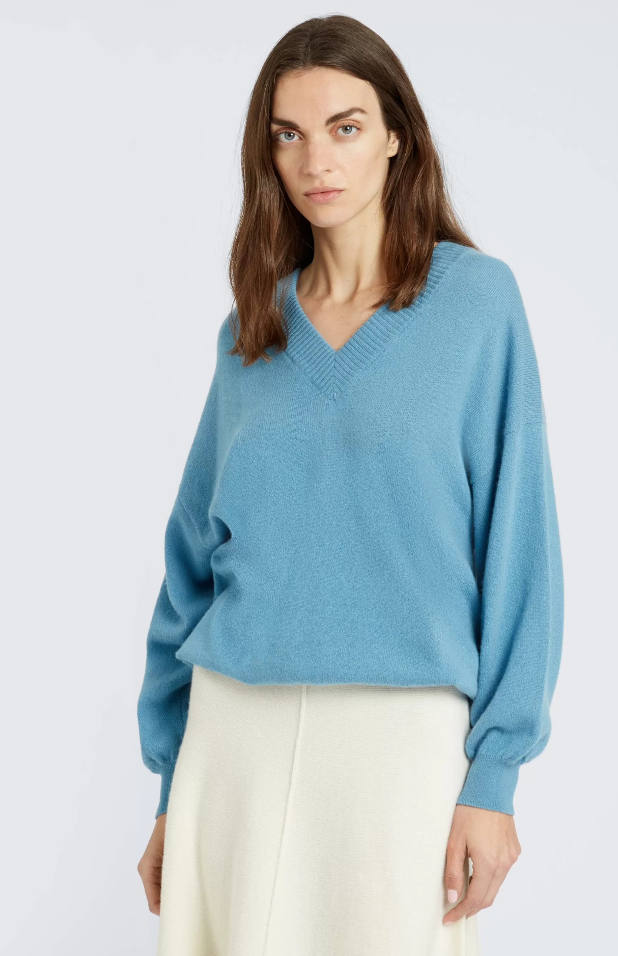 New Women's V Neck Lightweight Cashmere Jumper In Blue Smoke Men/Women V Neck Knits