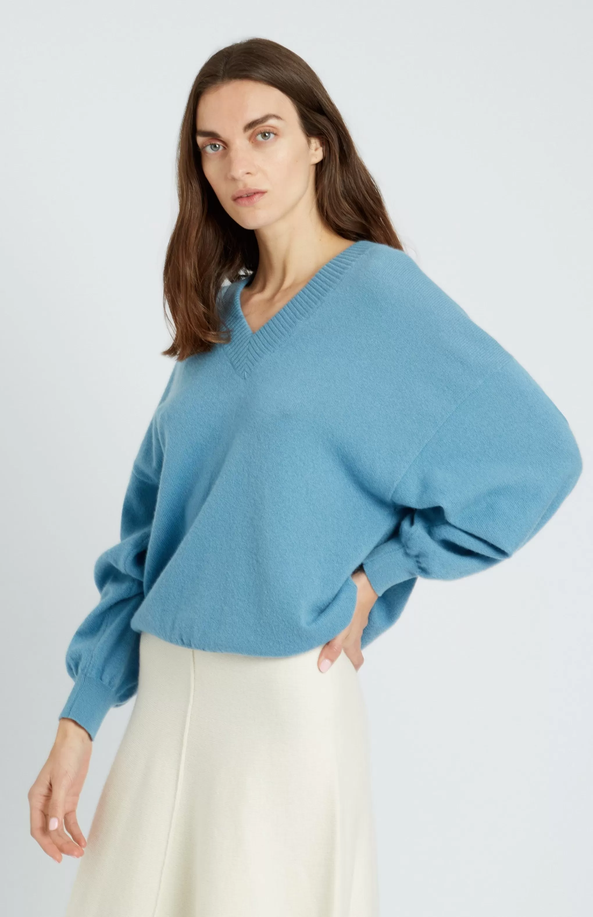 New Women's V Neck Lightweight Cashmere Jumper In Blue Smoke Men/Women V Neck Knits