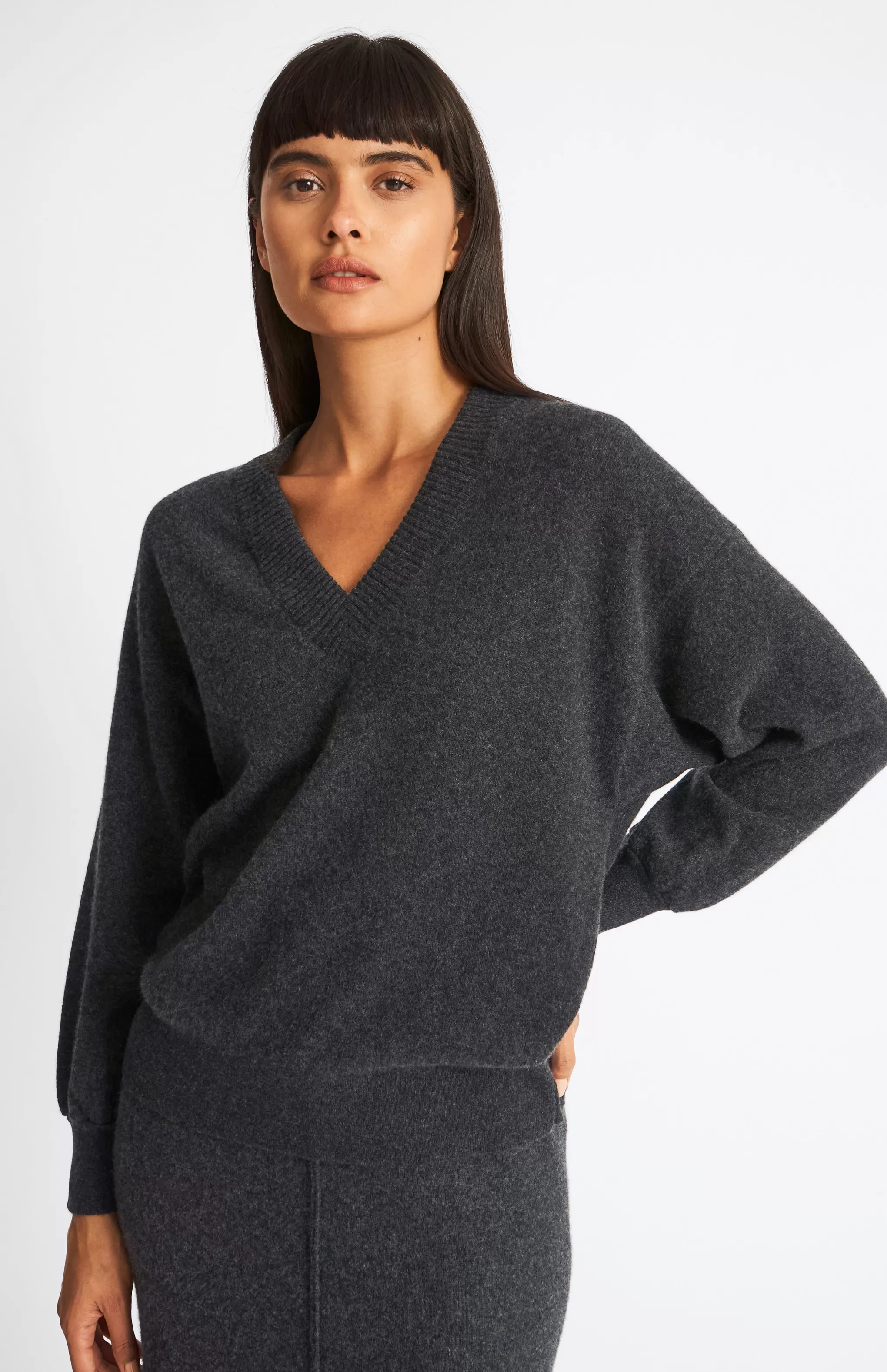 Online Women's V Neck Lightweight Cashmere Jumper In Charcoal Men/Women V Neck Knits